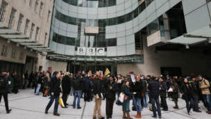 BBC員工舉行12小時罷工抗議公司繼續(xù)裁員。