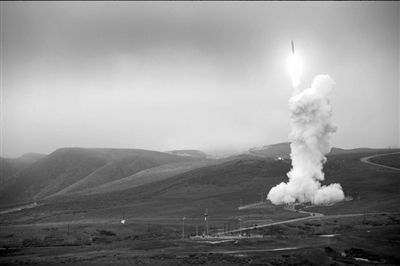 范登堡空軍基地，一枚攔截導(dǎo)彈發(fā)射升空。