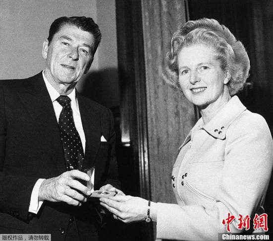 　英國“鐵娘子”、前首相撒切爾夫人8日去世，享年87歲。撒切爾夫人1979年至1990年任首相，是英國唯一一位女首相，也是英國20世紀(jì)連續(xù)執(zhí)政時(shí)間最長的首相。圖為1975年4月9日，羅納德·里根贈(zèng)送撒切爾夫人（右）一枚銀制紀(jì)念章。