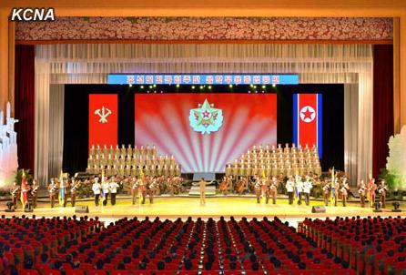朝鮮人民軍協(xié)奏團(tuán)9日舉辦名為《用白頭山槍桿子贏取最后勝利》的音樂舞蹈綜合演出，慶祝金正日出任朝鮮國防委員會(huì)委員長20周年。