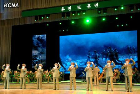 朝鮮人民軍協奏團9日舉辦音樂舞蹈綜合演出，慶祝金正日出任朝鮮國防委員會委員長20周年。