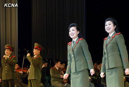 朝鮮人民軍協(xié)奏團9日舉辦名為綜合演出，慶祝金正日出任朝鮮國防委員會委員長20周年