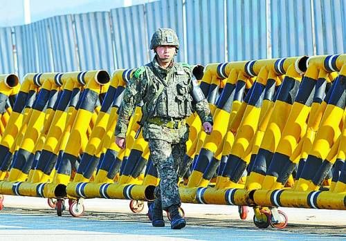 靠近南北軍事分界線的邊境城市坡州距首爾約40公里，韓國士兵在海關(guān)檢查站附近的統(tǒng)一大橋上設(shè)置了路障并嚴(yán)加檢查。新華社/法新 