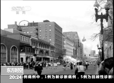 一名馬拉松參賽者15日拍攝的一段視頻中，一個屋頂神秘人引發(fā)各方猜想。央視截屏