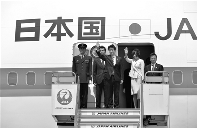 4月28日，日本首相安倍晉三攜夫人一同前往俄羅斯，交流領(lǐng)土和經(jīng)濟(jì)合作問題。這是日本首相十年來首次正式訪問俄羅斯。