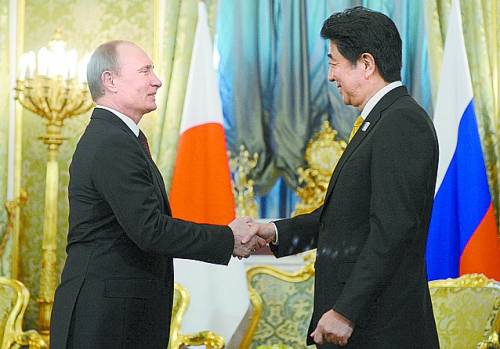 俄羅斯總統(tǒng)普京（左）4月29日在莫斯科與來(lái)訪的日本首相安倍晉三會(huì)談。 新華社/法新