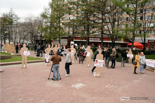 莫斯科市中心新普希金花園6日爆發(fā)“紙片人”集會(huì)，諷刺真實(shí)游行活動(dòng)無(wú)意義