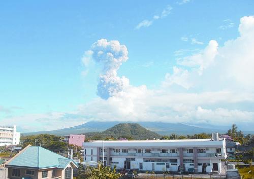 5月7日，菲律賓呂宋島東南部的馬榮火山發(fā)生噴發(fā)。據(jù)報道已造成5人死亡。
