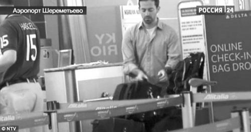 俄電視臺畫面截圖：福格爾19日推著行李箱步入機場。