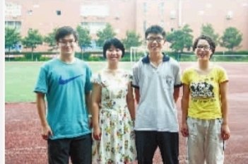 長郡中學(xué)，易楷寧（左一）、唐嘉（左二）、曾宇（左三）、朱佳怡（右一）高考（理科）分?jǐn)?shù)都在690分以上。 記者 羅智文 攝