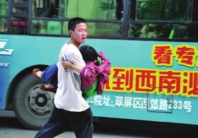 6月7日，黃子恒火速將肚子疼的小苗送上車。（資料圖片）