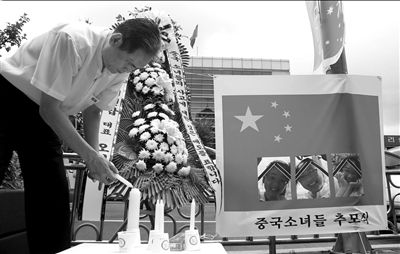 ?15日，韓國(guó)首爾鐘路區(qū)，人們悼念在韓亞客機(jī)事故中不幸遇難的3名中國(guó)女孩。