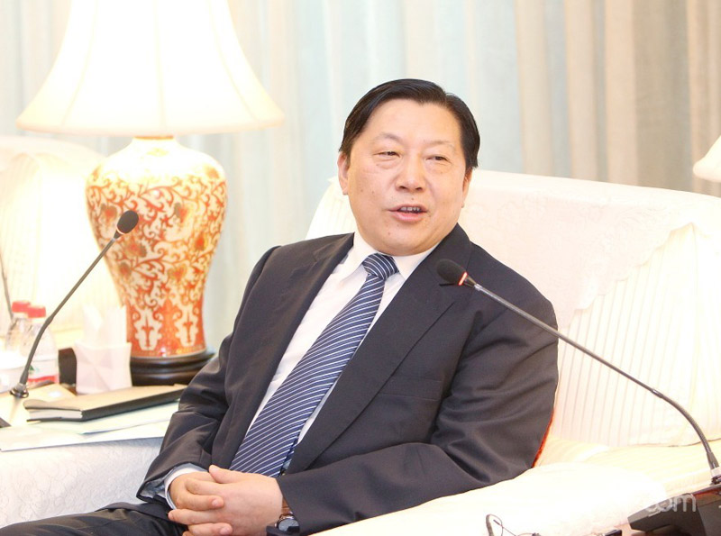 魯煒同志在座談中對(duì)網(wǎng)絡(luò)名人提出六點(diǎn)希望：網(wǎng)絡(luò)名人應(yīng)承擔(dān)更多社會(huì)責(zé)任，因?yàn)樗麄兊木W(wǎng)上一言一行影響更多的人。網(wǎng)絡(luò)名人應(yīng)自覺(jué)維護(hù)國(guó)家利益，積極發(fā)揮凝聚正能量作用，鼓舞更多網(wǎng)民為實(shí)現(xiàn)中華民族偉大復(fù)興的中國(guó)夢(mèng)做出貢獻(xiàn)。網(wǎng)絡(luò)名人應(yīng)自覺(jué)傳播社會(huì)主義先進(jìn)文化，弘揚(yáng)中華民族美德。網(wǎng)絡(luò)名人應(yīng)帶頭遵守法律和道德規(guī)范，努力成為法治和道德的倡導(dǎo)者。網(wǎng)絡(luò)名人應(yīng)積極倡導(dǎo)社會(huì)誠(chéng)信，為社會(huì)誠(chéng)信建設(shè)做出貢獻(xiàn)。網(wǎng)絡(luò)名人應(yīng)帶頭維護(hù)公民個(gè)人合法權(quán)益，自覺(jué)抵制一切有損他人名譽(yù)和利益的行為。圖為國(guó)家互聯(lián)網(wǎng)信息辦公室主任魯煒。