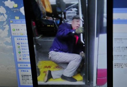 福州一公交司機(jī)突發(fā)腦梗車(chē)失控 連撞11車(chē)