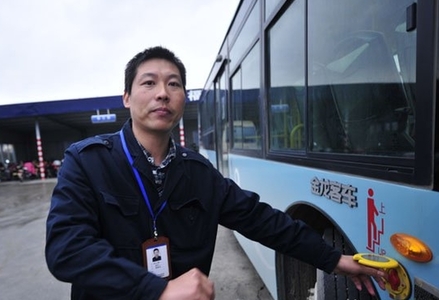 福州一公交司機(jī)突發(fā)腦梗車(chē)失控 連撞11車(chē)