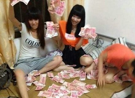 　　如今的網(wǎng)絡(luò)牛人炫富，真是各式各樣，層出不窮，先有蘭董炫富，礦女炫富，富家公子曬飛機(jī)炫富，富家女秀靚車炫富……這不，網(wǎng)絡(luò)上又現(xiàn)燒錢炫富女遭痛罵，中國富二代素質(zhì)受質(zhì)疑。...