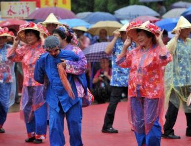 海峽客家風情節(jié)開幕兩岸民俗風情在土樓前上演