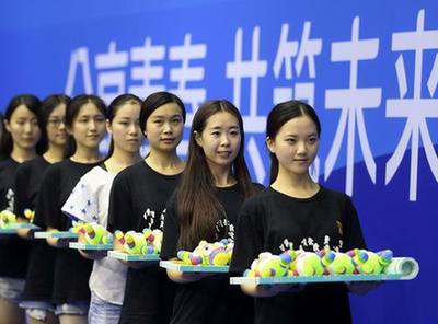 南京青奧會(huì)開(kāi)幕在即 禮儀志愿者忙“頒獎(jiǎng)”