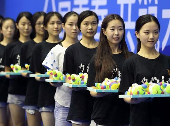 南京青奧會(huì)開(kāi)幕在即 禮儀志愿者忙“頒獎(jiǎng)”