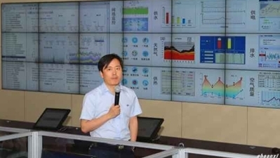 在張鵬背后的大屏幕上，咸陽市方方面面的實時情況都可以根據需求呈現出來。