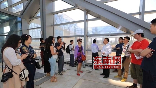 采訪團(tuán)成員在位于西安金融商務(wù)區(qū)的中國(guó)銀行建設(shè)工地采訪。