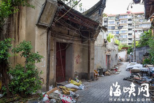 城直街33號(hào)，原本是一棟三進(jìn)古宅（市民陳先生供圖，2012年攝，獎(jiǎng)50元），如今，門(mén)臉和一、二進(jìn)已被拆