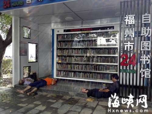 楊橋路邊的自助圖書館，工人占道休息