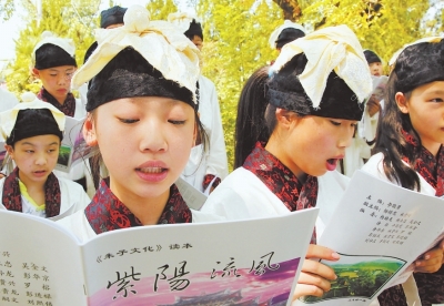 ▲ 朱子學(xué)校學(xué)生在誦讀《朱子家訓(xùn)》。