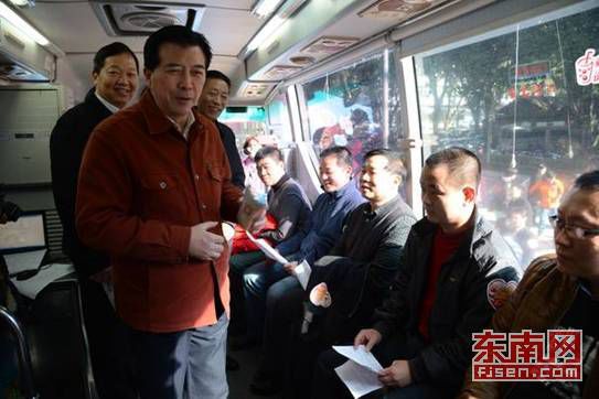 省直工委領(lǐng)導(dǎo)在獻(xiàn)血車上看望慰問省直機(jī)關(guān)無(wú)償獻(xiàn)血者