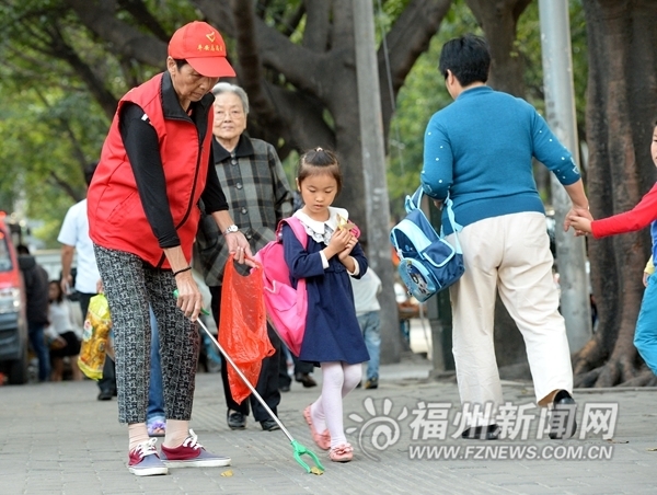 為白發(fā)志愿者點贊！青運白發(fā)志愿者平均年齡55歲