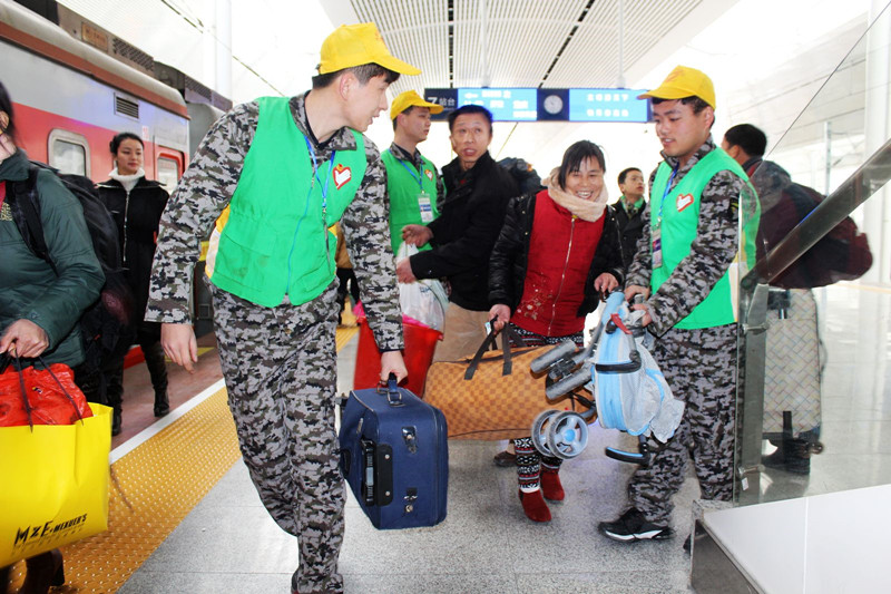 南鐵龍巖工務(wù)段組織青年志愿者服務(wù)春運