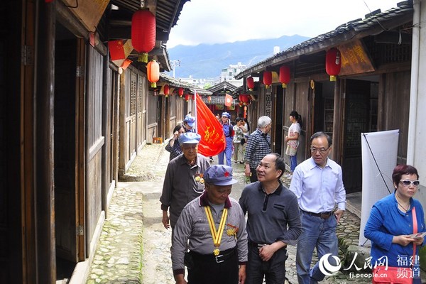 長(zhǎng)汀縣鐘屋村紅軍街保存完好,成了紅色旅游的熱點(diǎn)。 吳隆重 攝