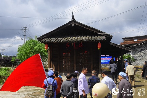 參觀長(zhǎng)汀縣鐘屋村紅軍橋,這里是當(dāng)年紅軍密切聯(lián)系群眾的歷史見(jiàn)證。 吳隆重 攝