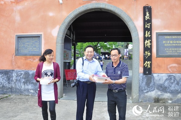 福建省新四軍研究會(huì)向老區(qū)贈(zèng)送革命史研究成果。吳隆重 攝