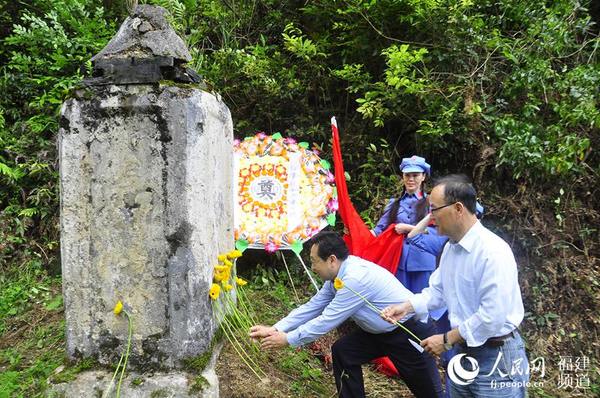 在無(wú)名烈士紀(jì)念碑緬懷松毛嶺戰(zhàn)斗中犧牲的紅軍戰(zhàn)士。 吳隆重 攝