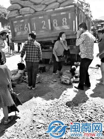 大貨車突然竄出車道，孩子被撞倒