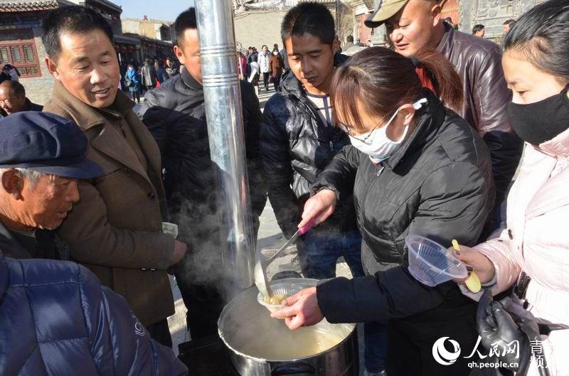 網(wǎng)絡(luò)媒體走轉(zhuǎn)改:古城萬人慶臘八 粥香暖心迎新年【3】