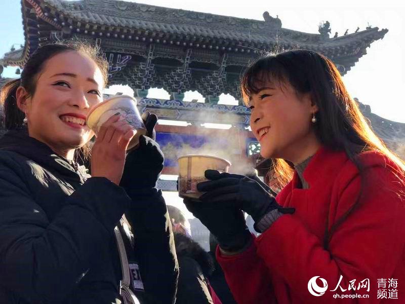 網(wǎng)絡(luò)媒體走轉(zhuǎn)改:古城萬人慶臘八 粥香暖心迎新年【8】