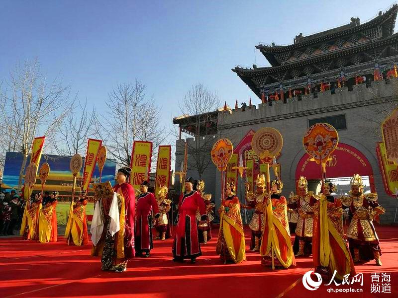 網(wǎng)絡(luò)媒體走轉(zhuǎn)改:古城萬人慶臘八 粥香暖心迎新年【11】