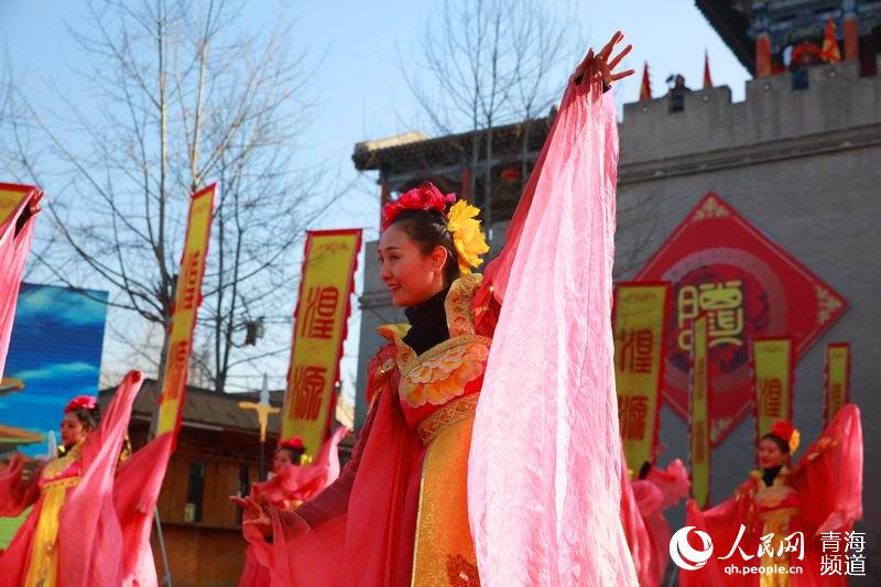 網(wǎng)絡(luò)媒體走轉(zhuǎn)改:古城萬人慶臘八 粥香暖心迎新年【12】