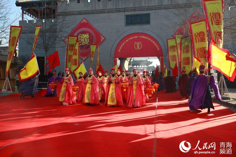 網(wǎng)絡(luò)媒體走轉(zhuǎn)改:古城萬人慶臘八 粥香暖心迎新年【13】