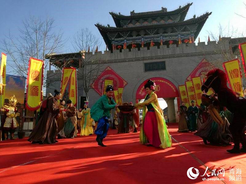 網(wǎng)絡(luò)媒體走轉(zhuǎn)改:古城萬人慶臘八 粥香暖心迎新年【15】