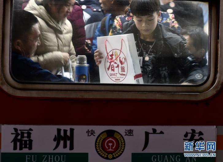 (關(guān)注春運(yùn))(5)回家!回家!——K4186次外來務(wù)工人員專列全景直擊