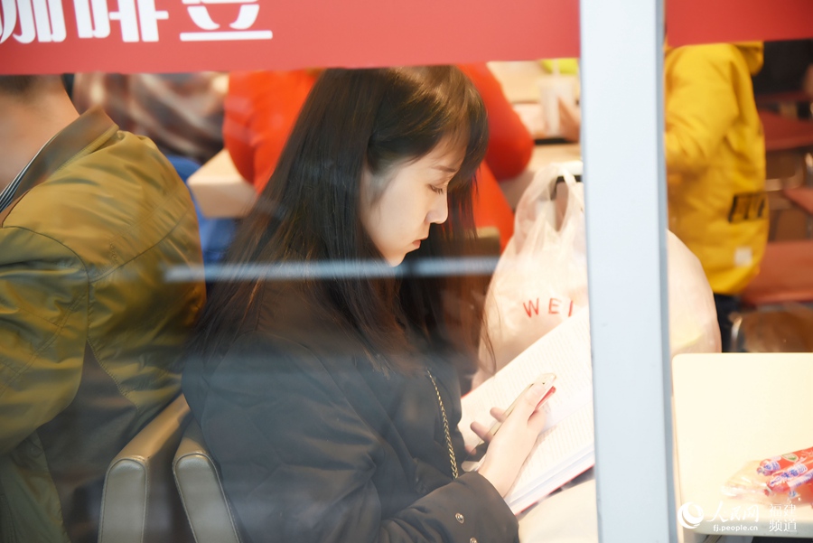 離發(fā)車時(shí)間還早，看書打發(fā)時(shí)間