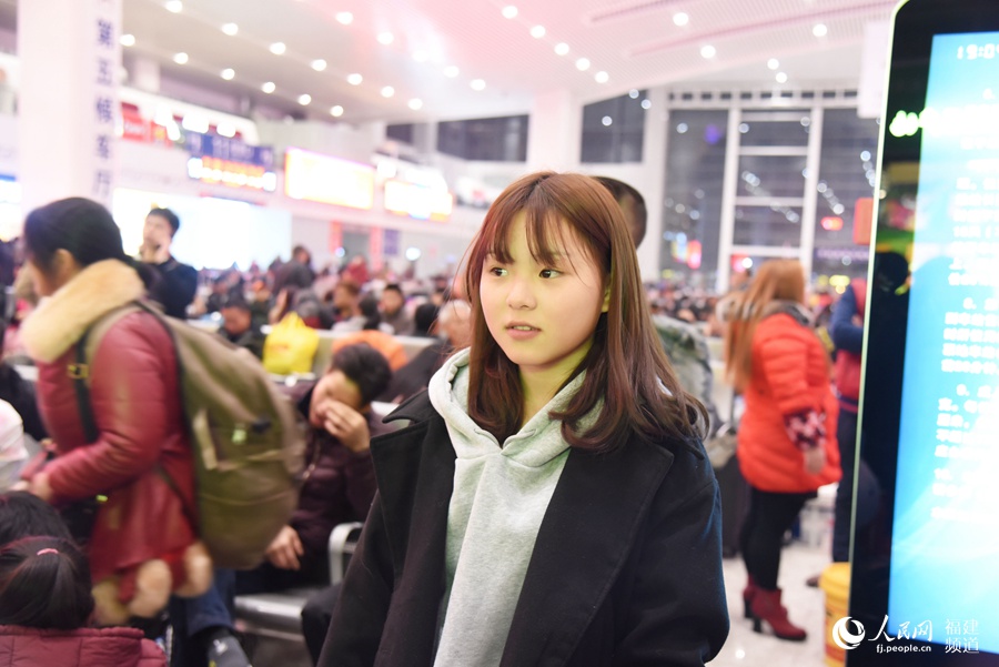 在福州上學(xué)的小美女準(zhǔn)備和父母回家過(guò)年