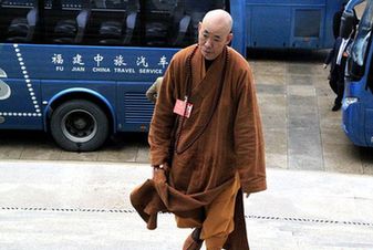 代表步履從容進(jìn)會(huì)場。
