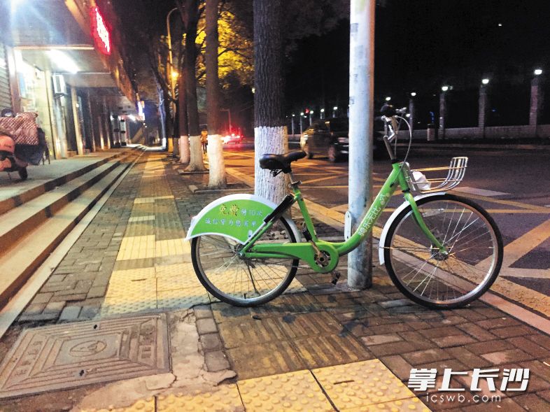 紫薇路附近，一輛使用完的共享單車停在盲道上。長沙晚報記者 朱炎皇 實習生 肖麗兵 攝影報道