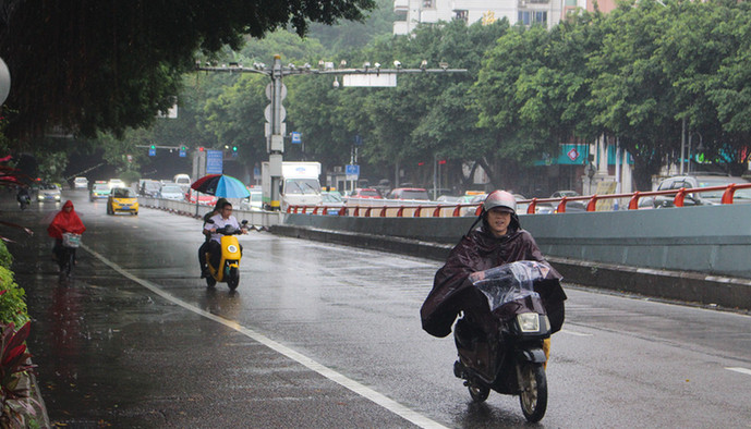 連續(xù)強降雨 給我省市民出行帶來不便