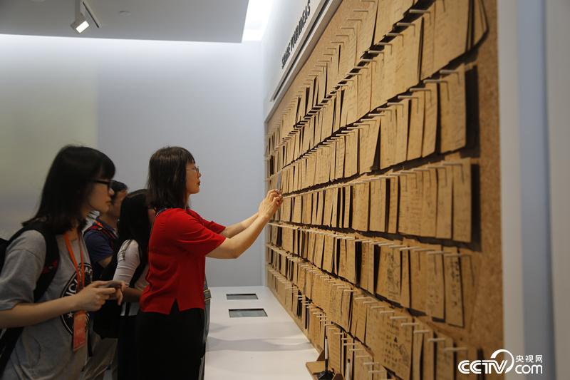 展覽出口的留言墻，觀眾以文字、涂鴉等方式表達(dá)參觀感受。