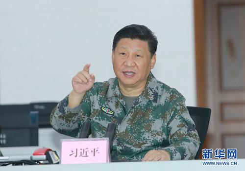 10月25日上午，中共中央總書記、國家主席、中央軍委主席習(xí)近平到南部戰(zhàn)區(qū)視察調(diào)研。這是習(xí)近平視察指揮大廳，實(shí)地了解戰(zhàn)區(qū)聯(lián)合作戰(zhàn)指揮體系構(gòu)建運(yùn)行情況，勉勵(lì)戰(zhàn)區(qū)發(fā)揚(yáng)改革創(chuàng)新精神，持續(xù)深化實(shí)踐探索，加快把指揮能力搞過硬。 新華社記者李剛攝